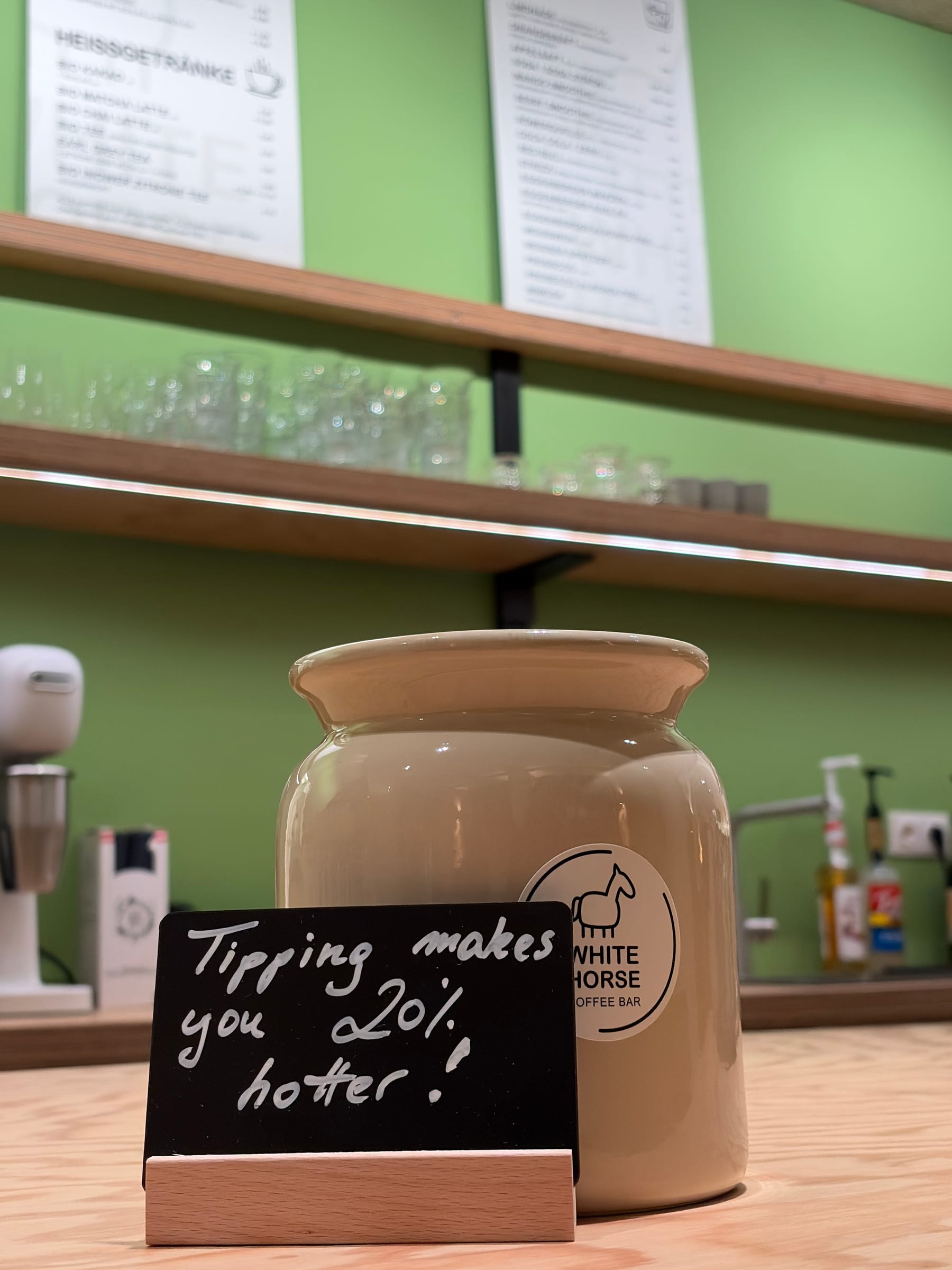 Trinkgeld-Glas mit der Aufschrift „Tipping makes you 20% hotter!“ an der Theke